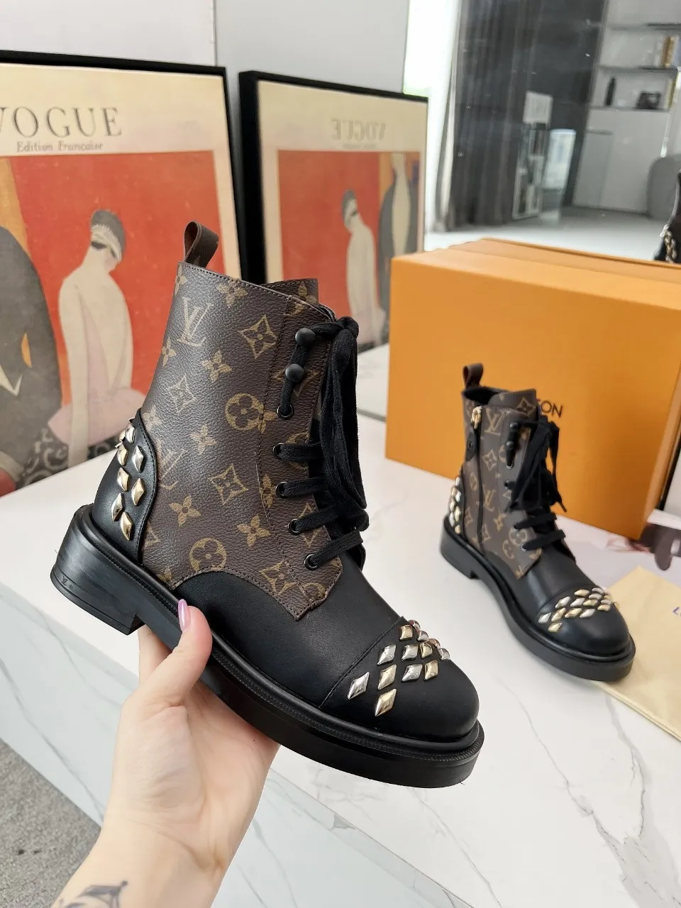 👟👟Ex-factory price 600👟👟 The cabinet is synchronized with the quality of LV Louis Vuitton's high-end products, hot models that have been out of stock many times through purchasing agents, and the upper hardware is molded and dazzling. The fabric is made of imported calfskin. Sheepskin lining, sheepskin foot pads, original molded outsole. It looks great on your feet and is super cool! The real thing is more beautiful. 35-40, size 41 can be customized